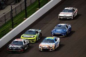 Chris Buescher, RFK Racing, Castrol Edge Ford Mustang y Daniel Hemric, Kaulig Racing, Cirkul Chevrolet Camaro