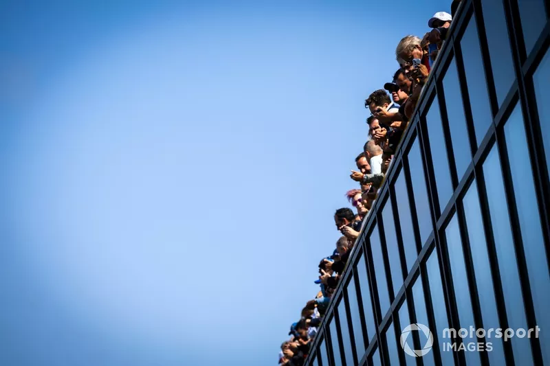 Les supporters regardent depuis une terrasse
