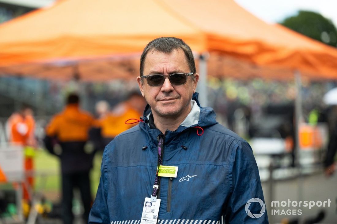 Reporter Jonathan Noble w sieci