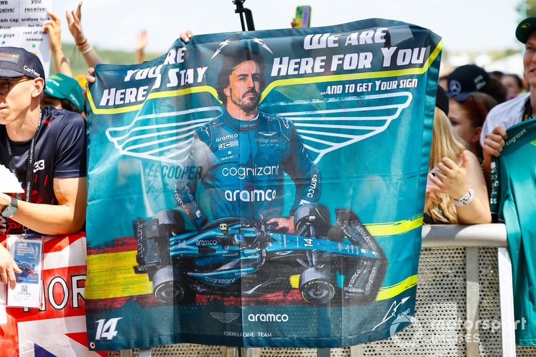 Fani wywieszają transparent wspierający Fernando Alonso, Aston Martin F1 Team