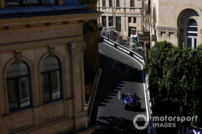 Alex Albon, Williams FW46, en una vuelta de reconocimiento 