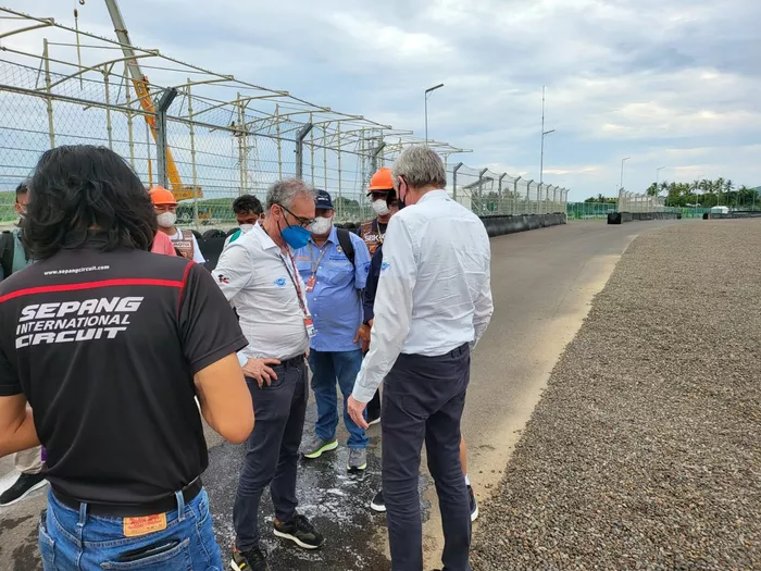 Los comisarios simulan una limpia de derrames de petróleo en el circuito de Mandalika