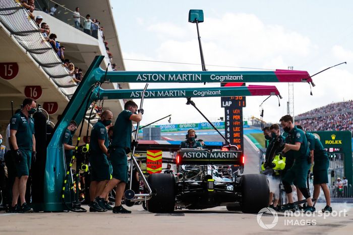 Sebastian Vettel, Aston Martin AMR21, en boxes durante los entrenamientos