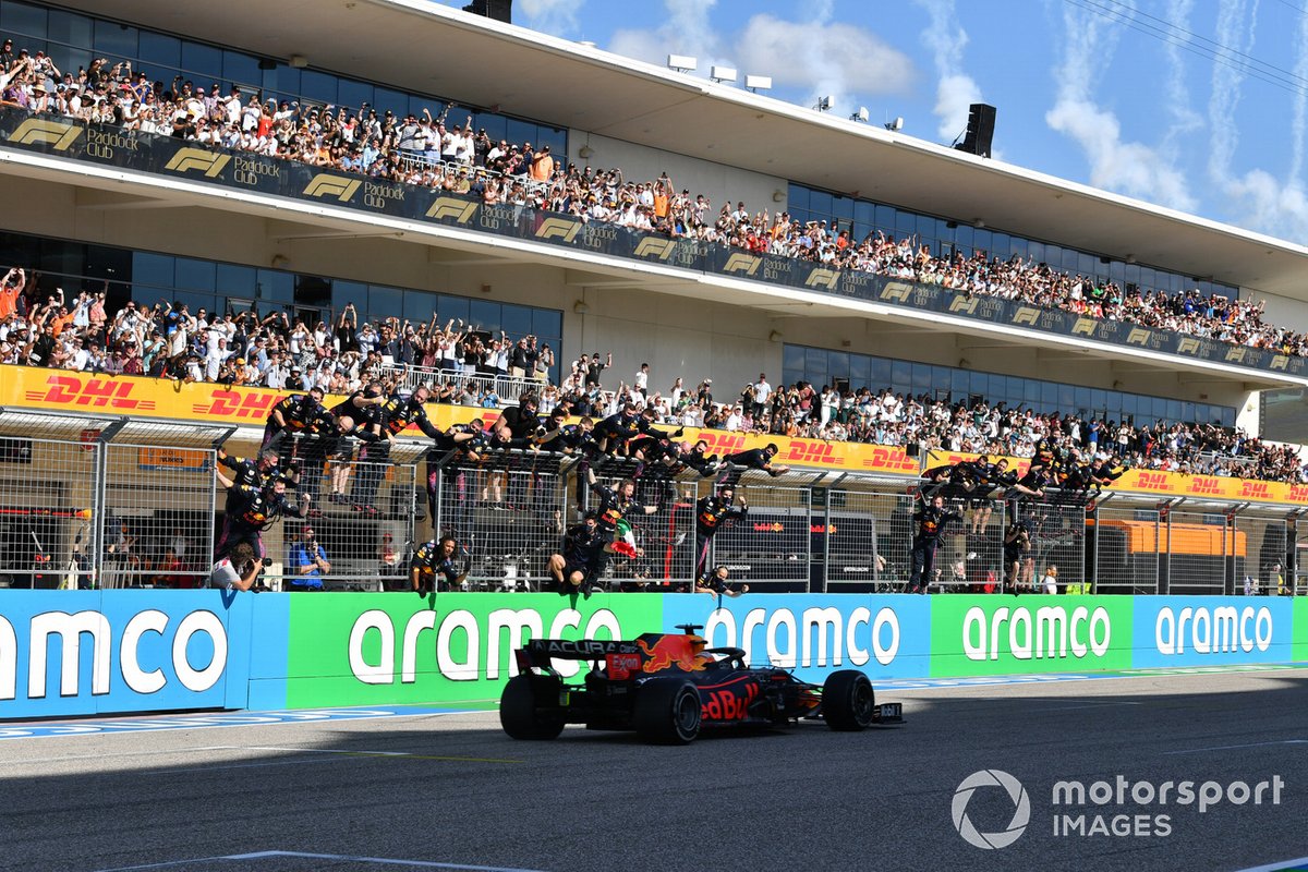 Max Verstappen, Red Bull Racing RB16B, 1st position, takes victory to the delight of his team on the pit wall