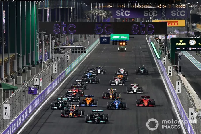 Lewis Hamilton, Mercedes W12, Max Verstappen, Red Bull Racing RB16B, Valtteri Bottas, Mercedes W12, Esteban Ocon, Alpine A521, y el resto de la parrilla en la reanudación
