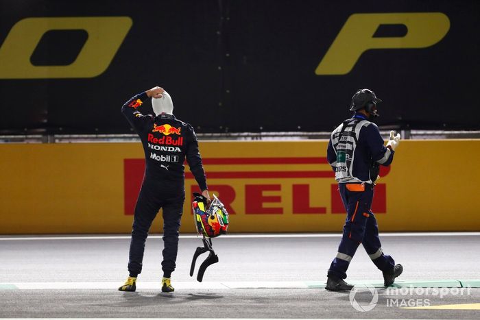 Sergio Pérez, de Red Bull Racing, se lamenta después de quedar fuera de la carrera en el reinicio