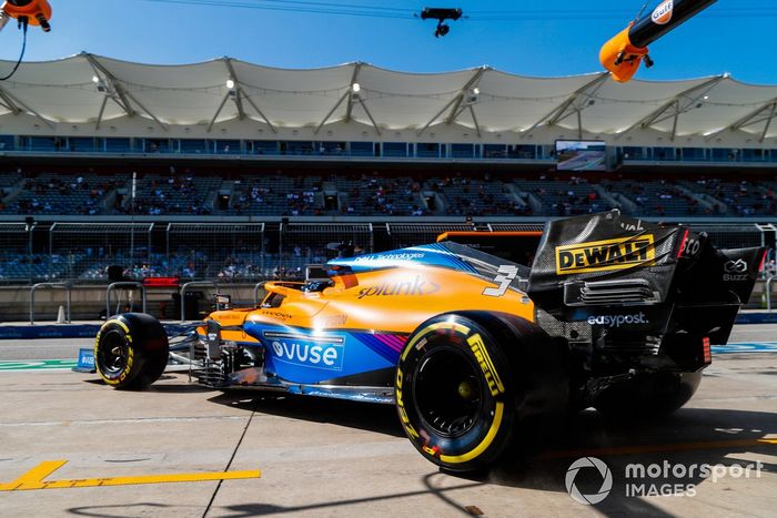 Daniel Ricciardo abandona el garaje en su McLaren MCL35M