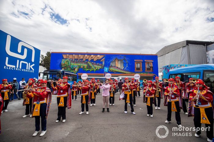 La Banda de Música de Fuego Azteca se presenta ante la afición