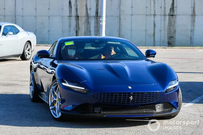 Carlos Sainz Jr, Ferrari, en un Ferrari Roma