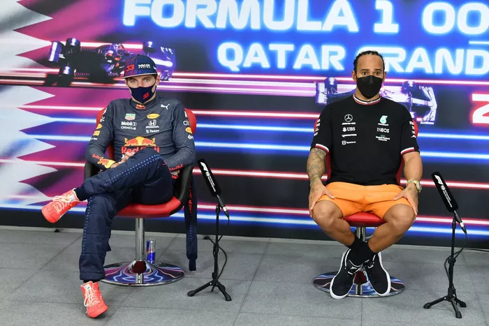 Max Verstappen, Red Bull Racing, segunda posición y Lewis Hamilton, Mercedes, primera posición, en rueda de prensa