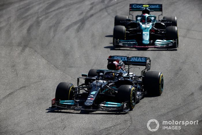 Lewis Hamilton, Mercedes W12, Sebastian Vettel, Aston Martin AMR21