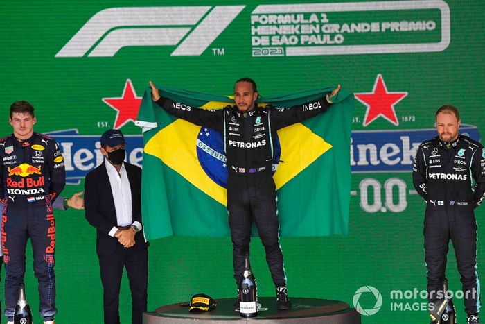 Podio: ganador Lewis Hamilton, Mercedes,
