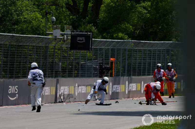 I commissari rimuovono i detriti dal circuito dopo un incidente di George Russell, Mercedes F1 W14