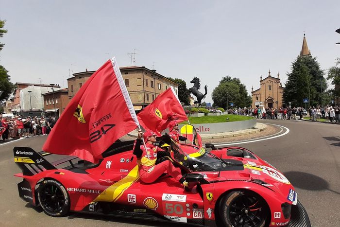 Desfile Ferrari 499P Maranello