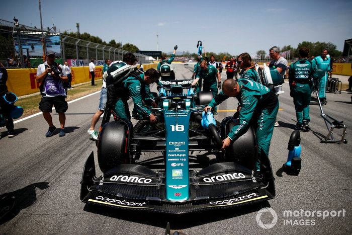 Lance Stroll, Aston Martin AMR22, llega a la parrilla de salida 