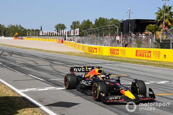 Ganador Max Verstappen, Red Bull Racing RB18, toma la bandera a cuadros 