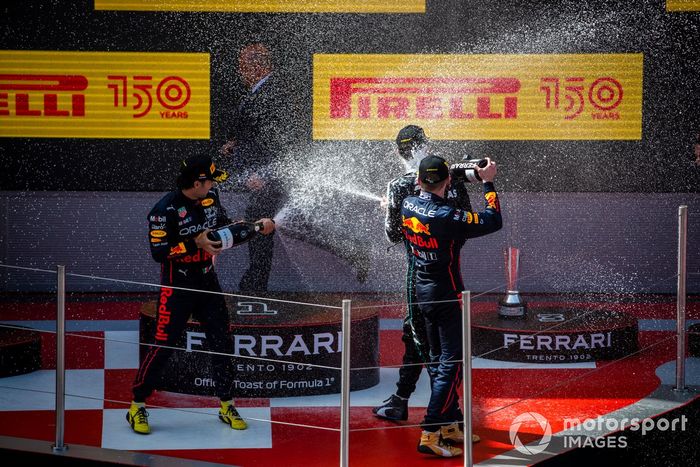 Podio: segundo lugar Sergio Pérez, Red Bull Racing, ganador Max Verstappen, Red Bull Racing, y tercer lugar George Russell, Mercedes-AMG