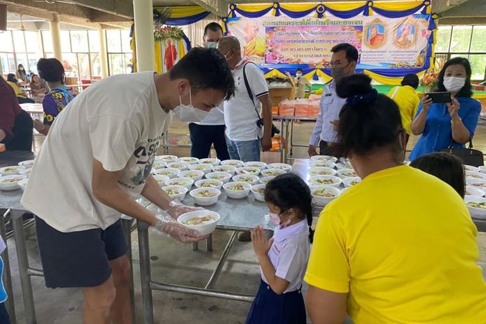Alex Albon visita a los niños del orfanato Wat Sakaeo de Tailandia