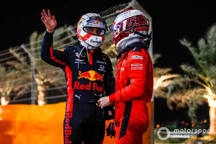 Max Verstappen, Red Bull Racing, y Charles Leclerc, Ferrari, charlan después de retirarse
