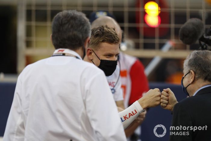 Mick Schumacher, Haas F1, y Jean Todt, Presidente de la FIA, en la parrilla de salida