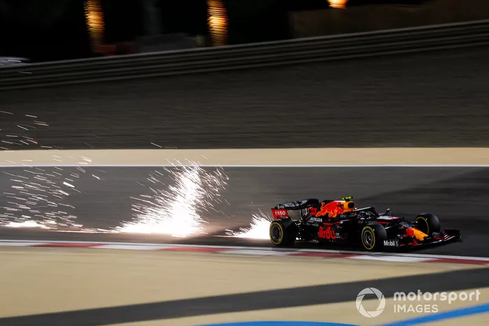 Alex Albon, Red Bull Racing RB16 sacando chispas