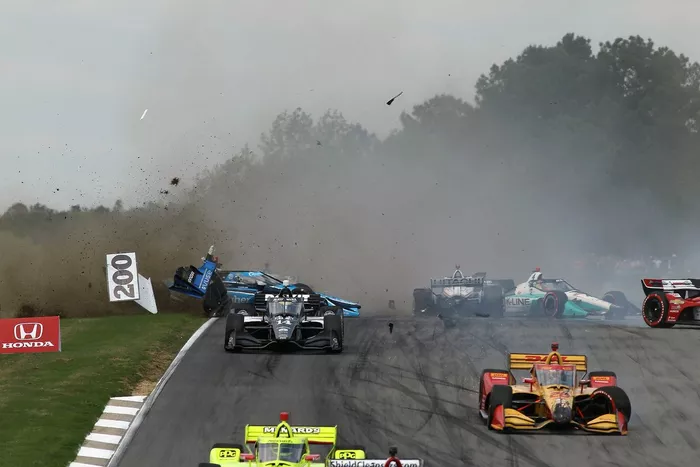 Choque en la salida de  Max Chilton, Carlin Racing Chevrolet