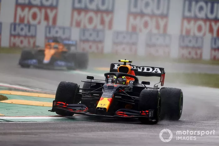 Sergio Pérez, Red Bull Racing RB16B, Daniel Ricciardo, McLaren MCL35M