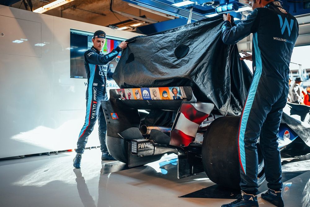 Logan Sargeant et Alexander Albon dévoilent les NFT présents sur l'aileron arrière de la Williams FW45 à Austin.