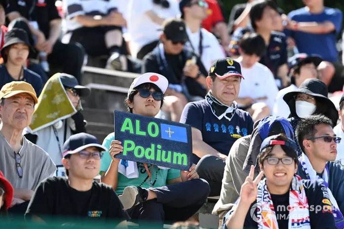 Apoyo del público a Fernando Alonso, Aston Martin F1 Team