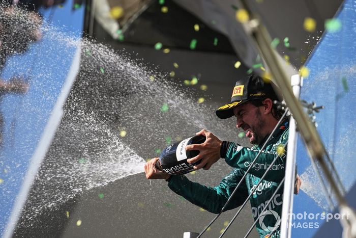 Fernando Alonso, Aston Martin F1 Team, 3ª posición, rocía Champán desde el podio