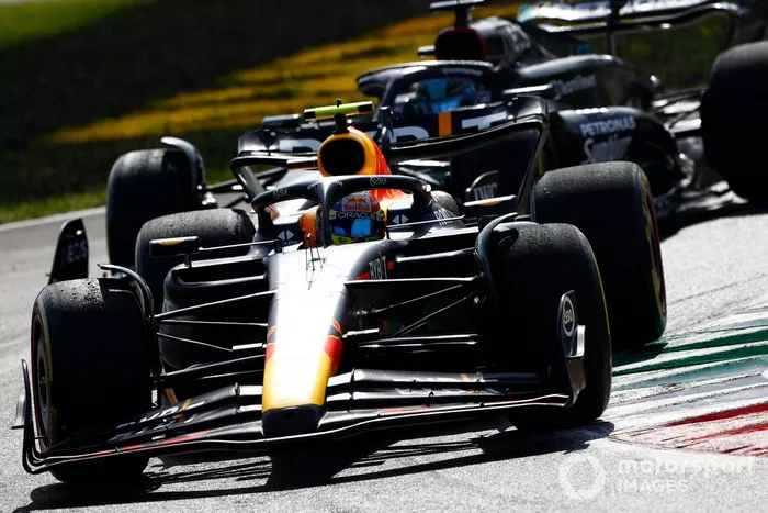 Sergio Pérez, Red Bull Racing RB19, George Russell, Mercedes F1 W14