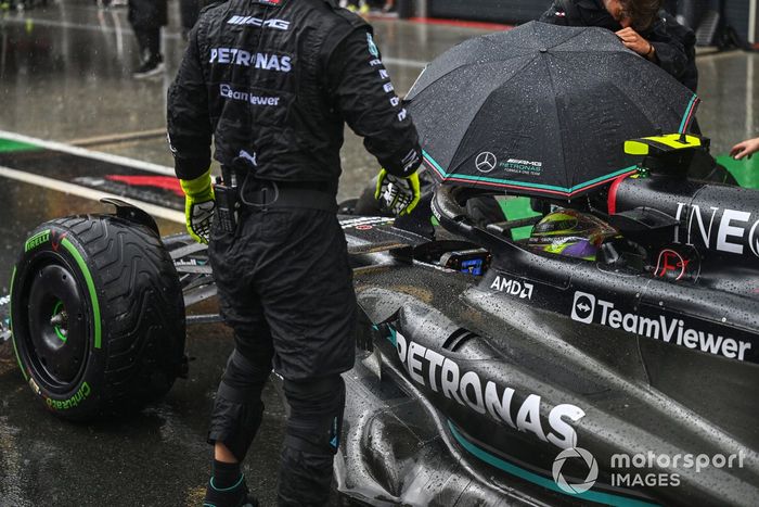 Sir Lewis Hamilton, Mercedes F1 W14, en boxes durante la parada con bandera roja