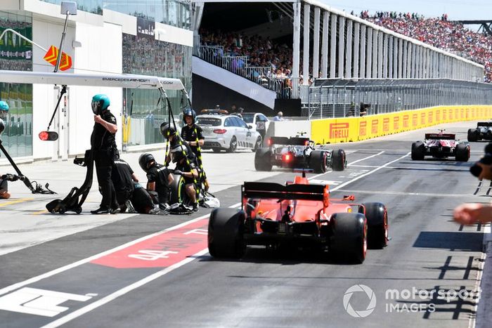 Valtteri Bottas, Mercedes AMG W10, y Sebastian Vettel, Ferrari SF90, salen a la pista
