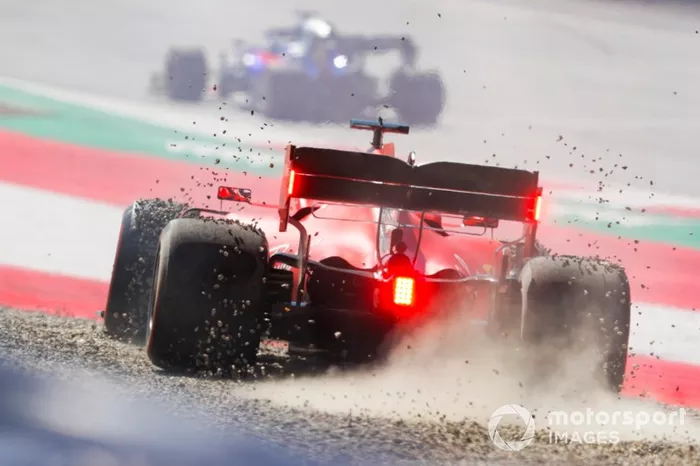 Sebastian Vettel, Ferrari SF90, transita nella ghiaia