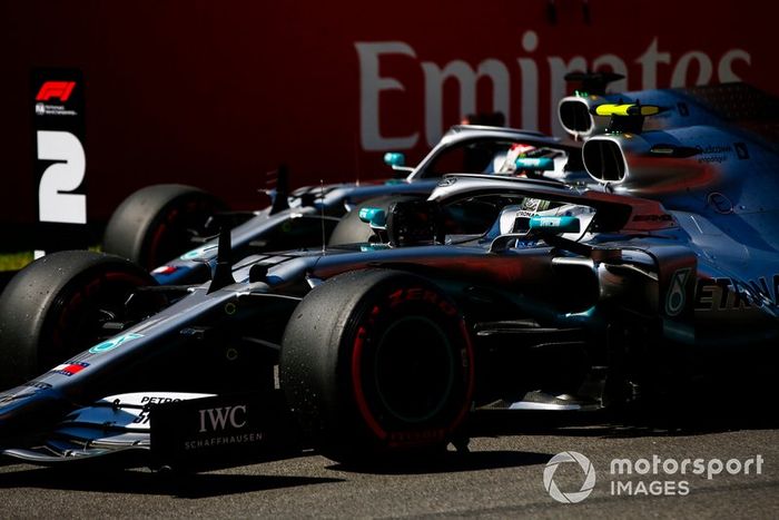 Segundo Lewis Hamilton, Mercedes AMG F1 y el ganador de la pole Valtteri Bottas, Mercedes AMG F1