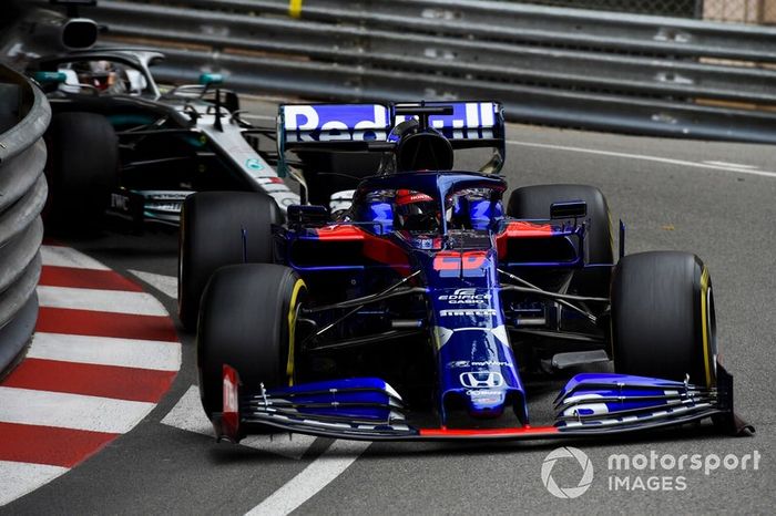 Daniil Kvyat, Toro Rosso STR14, Lewis Hamilton, Mercedes AMG F1 W10