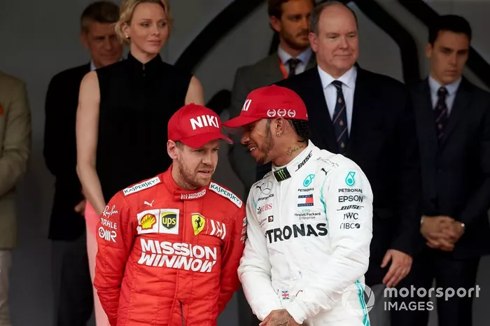 Podio: segundo lugar Sebastian Vettel, Ferrari, y ganador de la carrera Lewis Hamilton, Mercedes AMG F1