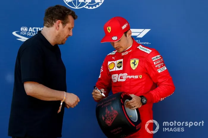 Charles Leclerc, Ferrari recibe el premio Pirelli Pole Position Award de manos de Lukas Lauda