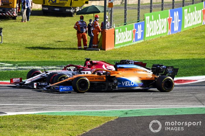 Carlos Sainz Jr., McLaren MCL35, Kimi Raikkonen, Alfa Romeo Racing C39 