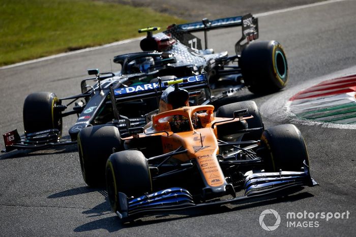 Lando Norris, McLaren MCL35, Valtteri Bottas, Mercedes F1 W11