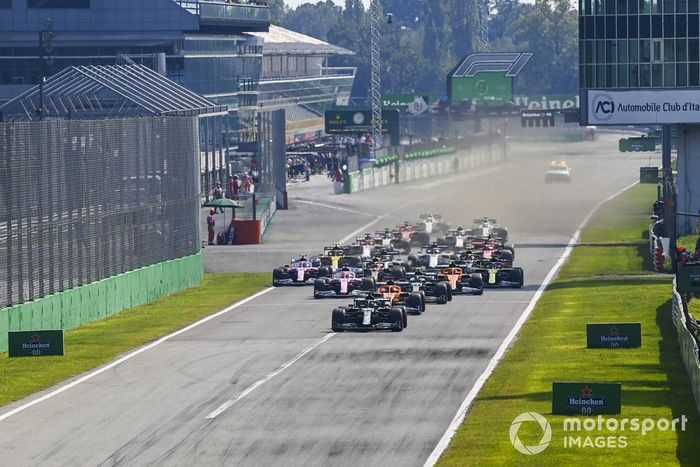 Lewis Hamilton, Mercedes F1 W11 Carlos Sainz Jr., McLaren MCL35, Valtteri Bottas, Mercedes F1 W11, Lando Norris, McLaren MCL35 al inicio