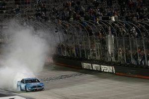 Race winner Kevin Harvick, Stewart-Haas Racing, Ford Mustang