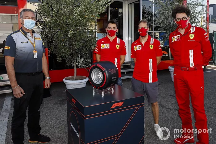 Mario Isola, Racing Manager, Pirelli Motorsport con Charles Leclerc, Ferrari, Sebastian Vettel, Ferrari y Mattia Binotto, Team Principal Ferrari con el Pirelli Pole Postion Award por las 1000 carreras de Ferrari