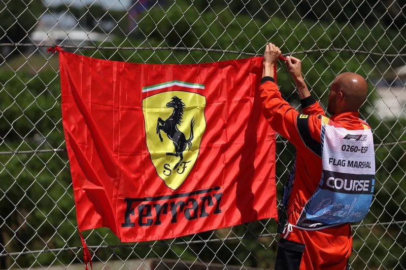 Un commissaire avec un drapeau Ferrari