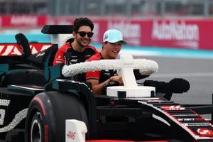 Esteban Ocon, Haas F1 Team, Oliver Bearman, Haas F1 Team