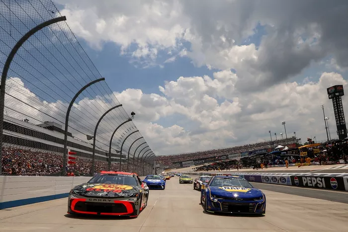 Chase Briscoe, Joe Gibbs Racing Toyota, Chase Elliott, Hendrick Motorsports Chevrolet