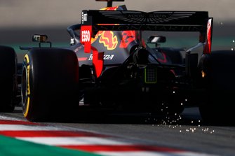 Max Verstappen, Red Bull Racing RB15, fait des étincelles