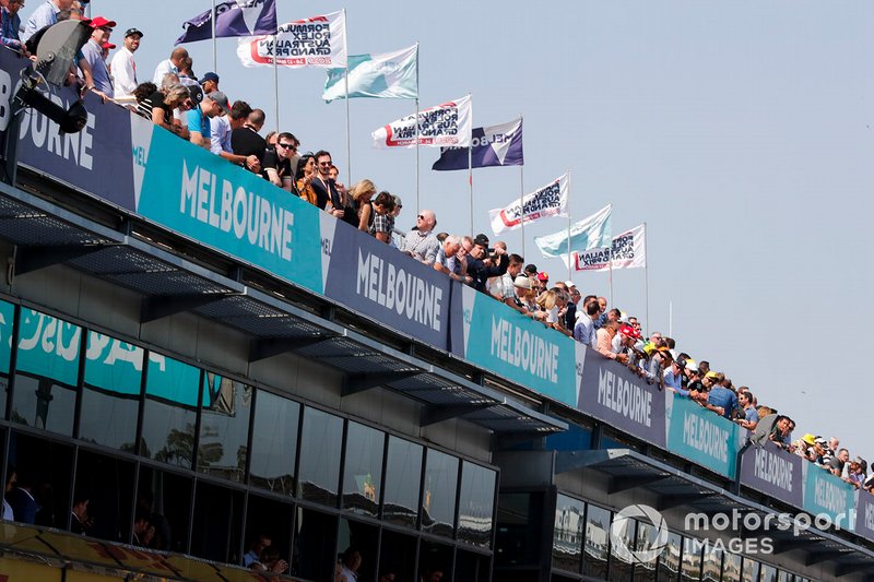 Les fans regardent l'action au-dessus des stands