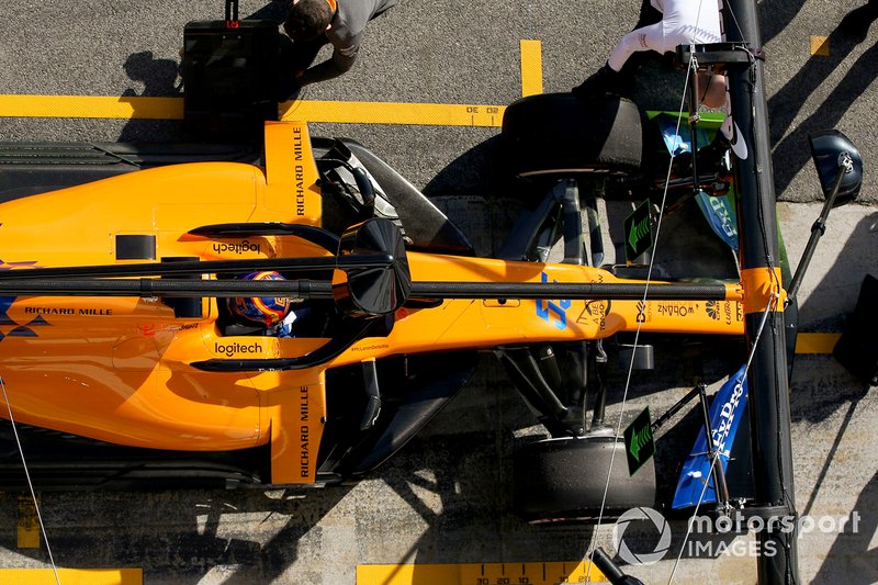Carlos Sainz Jr., McLaren MCL34, stops in his pit area