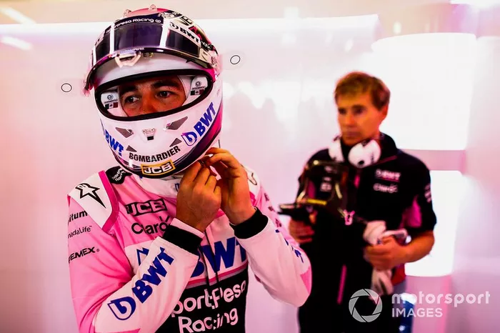 Sergio Pérez, Racing Point, ajusta la correa de su casco
